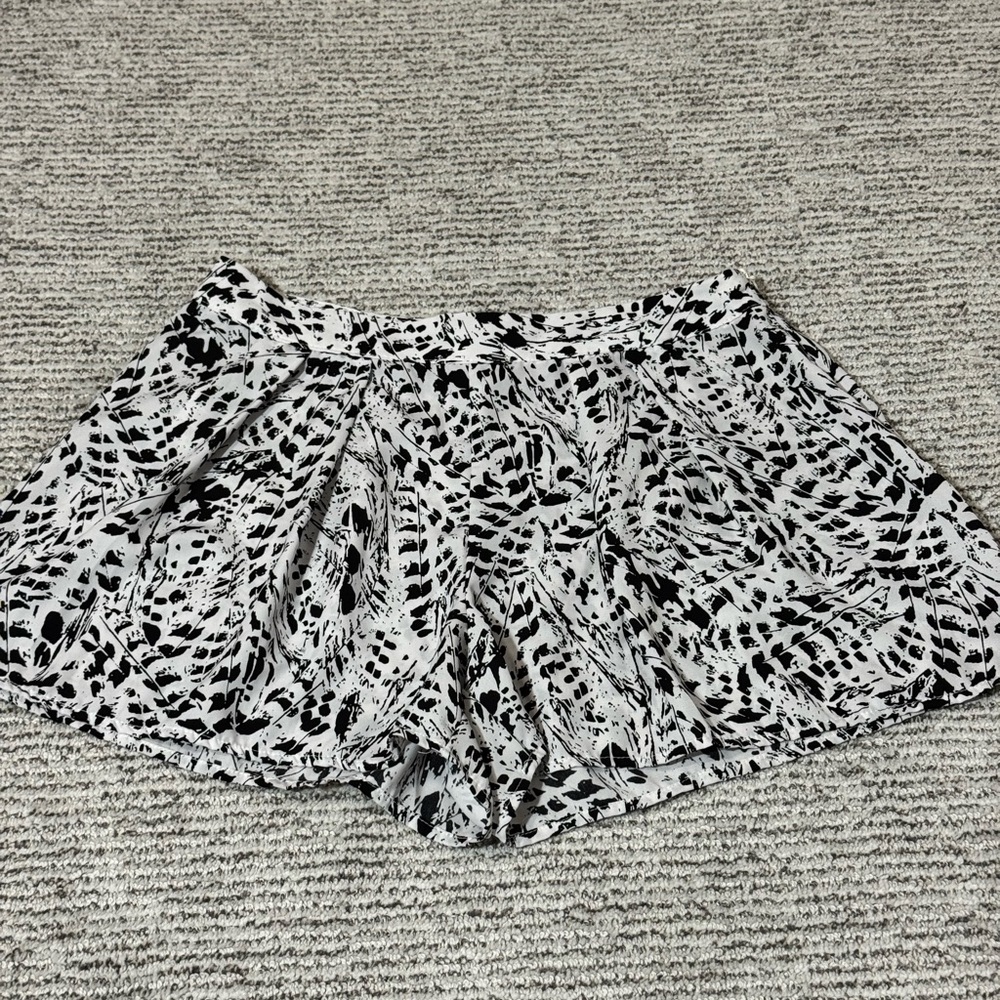 Forever 21 Contemporary Black White Abstract Print Pleated Shorts Small